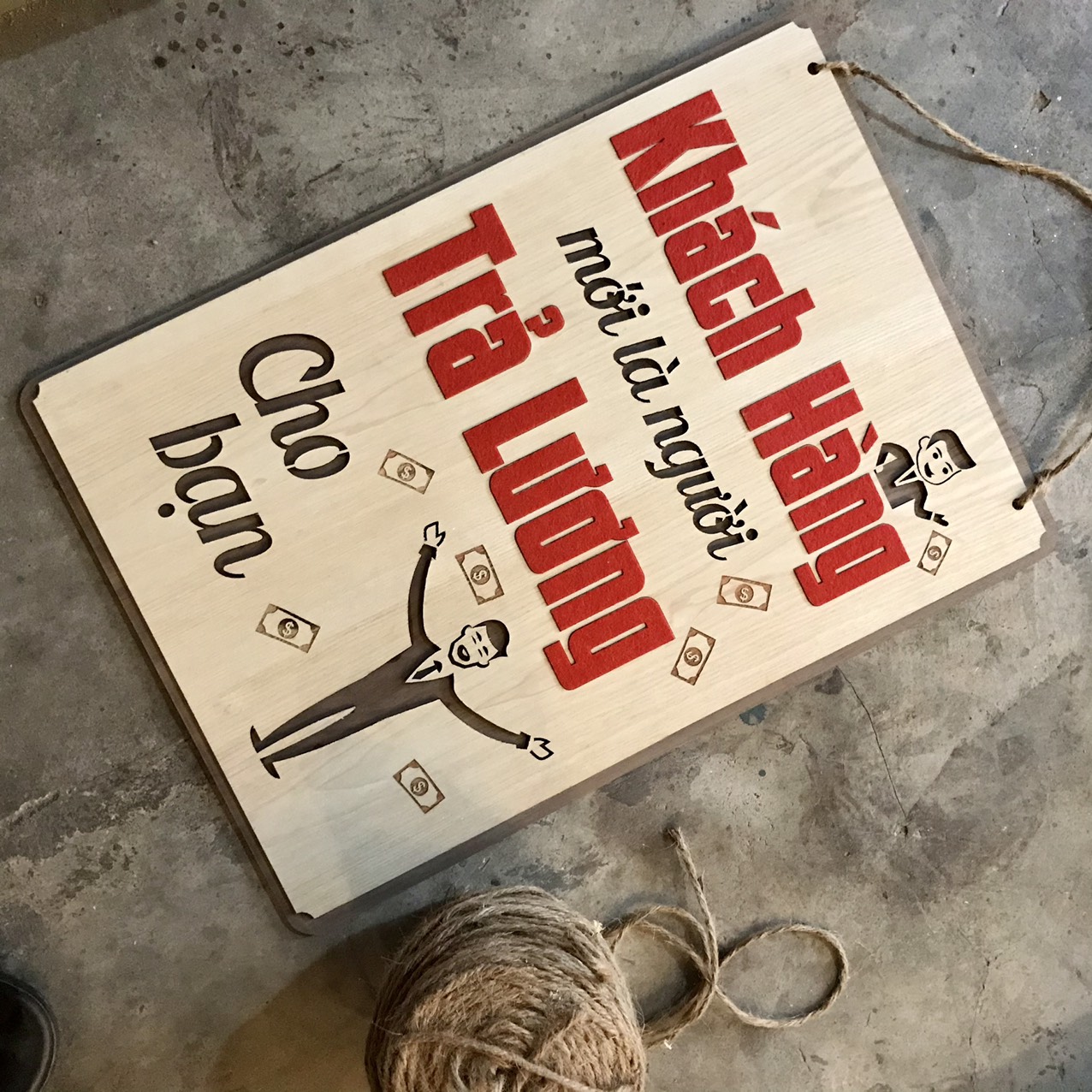Bảng gỗ decor : Khách hàng mới là người trả lương cho bạn
