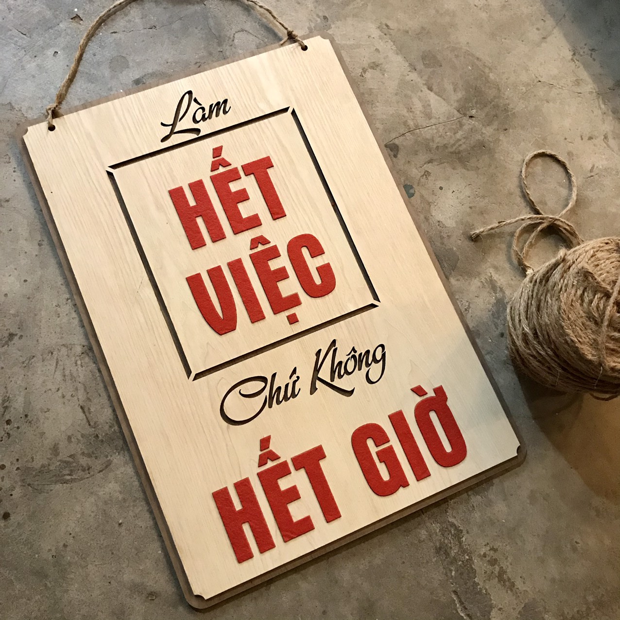 Tranh gỗ cổ động :  Làm hết việc chứ không hết giờ