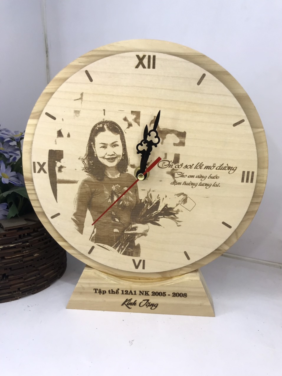 Đồng hồ để bàn khắc ảnh theo yêu cầu